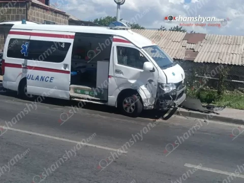 В Егварде столкнулись автомобиль марки «Nissan Tiida» и машина «скорой помощи»: пострадавших нет