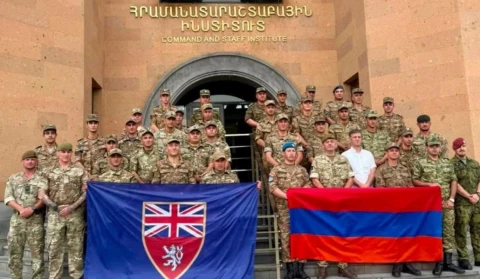 Գնդապետ Սթիվեն Գարմորին ավարտական վկայականներ է հանձնել 27 հայ զինծառայողի