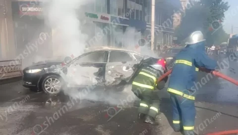На улице Оганова в Ереване вспыхнул пожар в машине марки «Ford Fusion»: водителя доставили в больницу