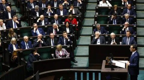 Крупнейшая партия Польши лишилась 40 депутатов из-за раскола