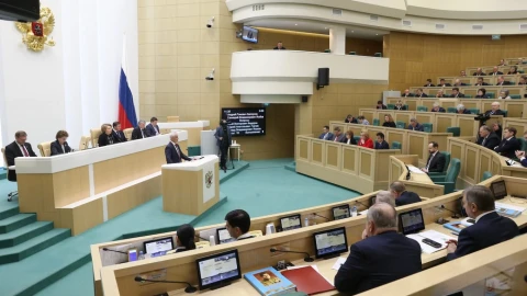 Совет Федерации одобрил закон о создании «списка врагов народа» из антивоенных релокантов