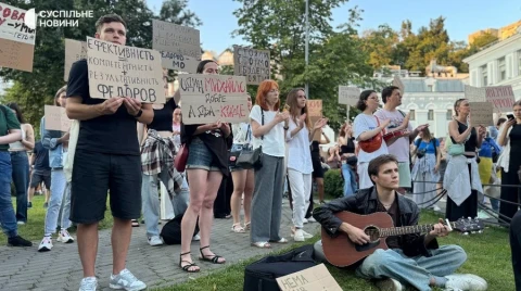 В Украине продолжились акции протеста против отставки министра обороны