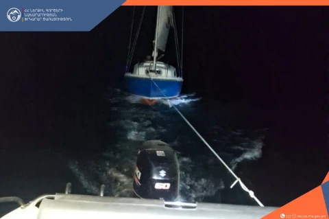 На Севане спасатели доставили к берегу сломавшуюся лодку