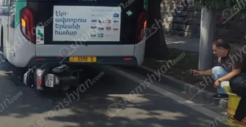 Гражданин Индии на мопеде врезался в автомобиль марки «BYD», а затем — в автобус