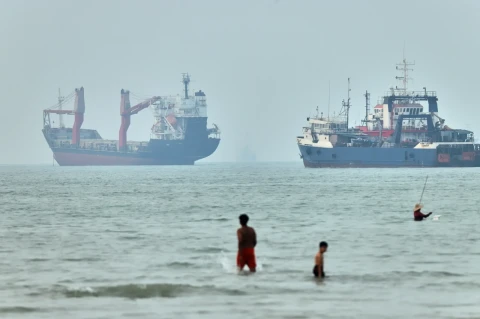 Bloomberg: Iran and Oman discuss opening another corridor through the Strait of Hormuz