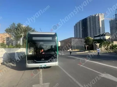 В Давташене штанга троллейбуса задела электрические провода, в результате чего бетонный электрический столб рухнул