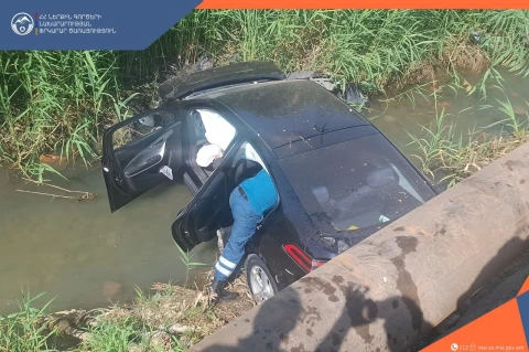 Автомобиль упал в реку Вохчи: водитель госпитализирован