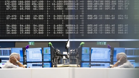 European stock indices rose on Monday