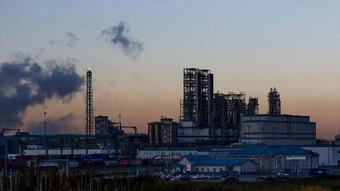 Тюменский НПЗ остановил переработку нефти после атаки БПЛА