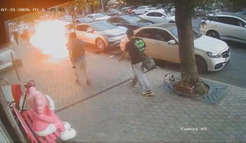 В центре Еревана загорелся подземный кабель