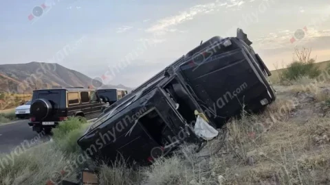 Крупное ДТП в Котайкской области: направлявшийся на свадьбу «Mercedes G» перевернулся, есть пострадавшие