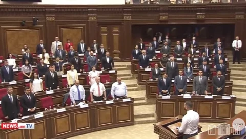 Депутаты парламента Армении почтили минутой молчания память жертв Геноцида езидов в Синджаре