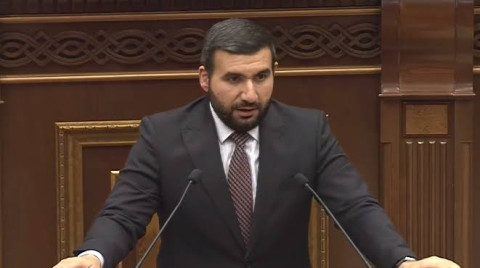 Депутат от правящей партии очень высоко оценил работу одного из самых непопулярных парламентов в истории Армении