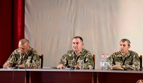 Էդվարդ Ասրյանը դիրքերի ավագների, սերժանտների հետ քննարկել է ԶՈՒ-ում կարգապահության բարձրացմանն առնչվող հարցեր
