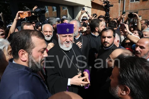 Catholicos of All Armenians arrives in courthouse to attend trial against him