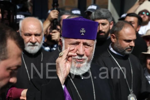 Catholicos of All Armenians arrives in court to attend trial against him (PHOTOS)