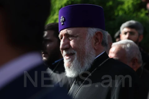 Catholicos of All Armenians arrives in Mother Cathedral of Holy Etchmiadzin, in march with ordinary citizens (PHOTOS)