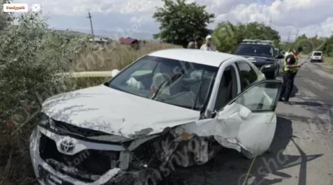 Գյումրիում բախվել են «BMW 320I»-ն և «Toyota Camry»-ն․ կա վիրավոր․ 2 ավտոմեքենաների անվահեծաններն էլ պոկվել են