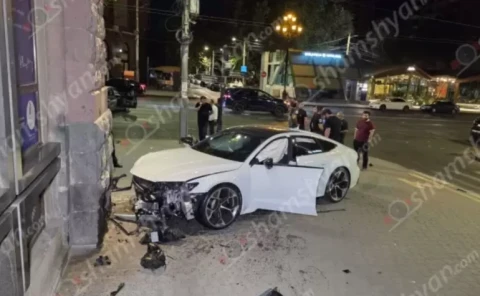 Մաշտոցի պողոտայում բախվել են Lada Priora-ն և Audi-ն. վերջինս բախվել է Չարենցի թանգարանի պատին. վարորդներից մեկը եղել է ոչ սթափ