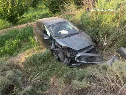 Возле Хор Вирапа Ford снес бетонный столб и оказался в овраге: 2 пострадавших