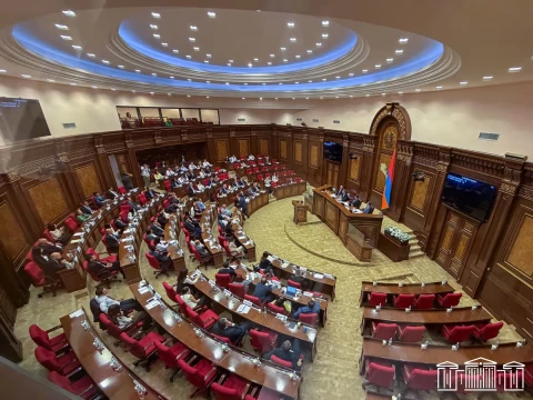 Парламент Армении продолжает работу