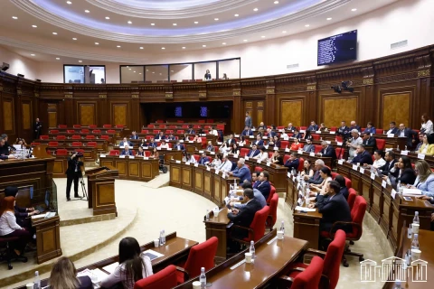 Парламент Армении продолжает работу