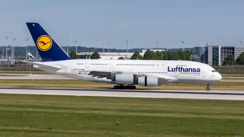 Lufthansa A380 damaged runway lights during landing in Munich: tires affected