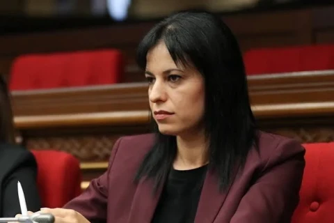 Адвокат: Арегназ Манукян разрешили встретиться с дочерью