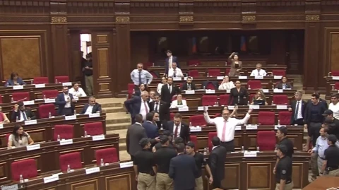 На заседании парламента Армении ситуация вновь накалилась, приведя к очередному обострению и уходу оппозиции из зала