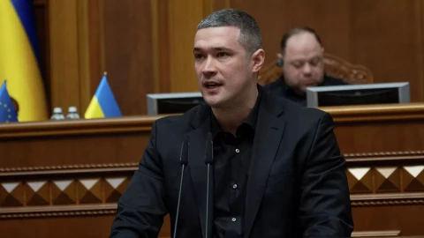 Уволенный экс-министр обороны Украины призвал провести президентские выборы