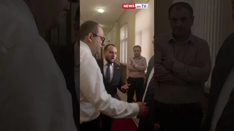 Депутаты от правящей партии и оппозиции поспорили в коридоре здания парламента Армении: «О чем хочешь – поговорим»