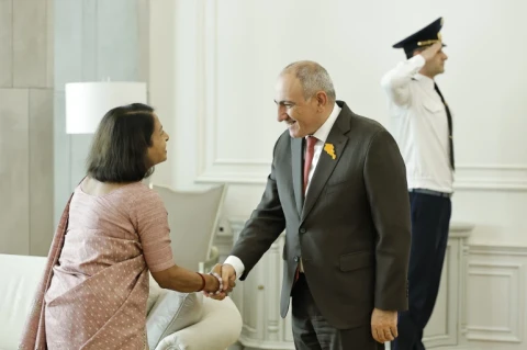 Armenian PM holds farewell meeting with outgoing Indian ambassador