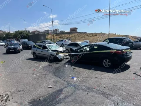 Դավիթ Բեկի փողոցում բախվել են 3 մեքենաներ, որոնցից 2-ը ճակատային են բախվել. կան վիրավորներ