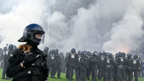 На матче Кубка в Германии произошли беспорядки: фанаты выбежали на поле, пострадали 35 полицейских
