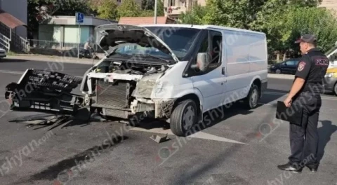 Առնո Բաբաջանյան փողոցում բախվել են Opel Astra-ն և Ford Transit-ը․ կա վիրավոր