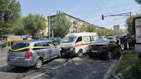 Շղթայական ավտովթար Երևանում․ բախվել են շտապօգնության մեքենան և 3 ավտոմեքենա․ կան վիրավորներ