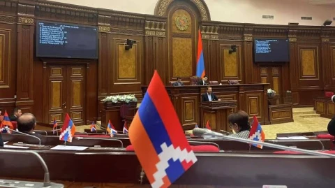 Фракция оппозиционного блока «Армения» вернулась в зал заседаний парламента