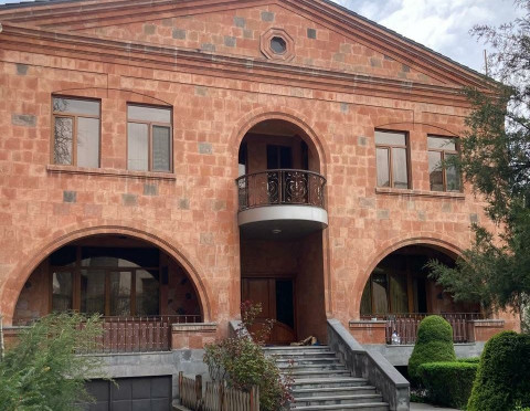 Անհրաժե՞շտություն, թե՞ մեքենայություններ. «Հայփոստի» շենքի տեղում երկնաքերի կառուցման նախագծի նրբությունները