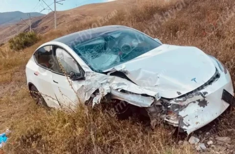 Բшխվել են քաղաքացիներ տեղափոխող «Ford Transit»-ն ու «Tesla»-ն․ «Ford»-ը կողաշրջվել է, «Tesla»-ն՝ հայտնվել ձորում․ 9 վիրավոր կա