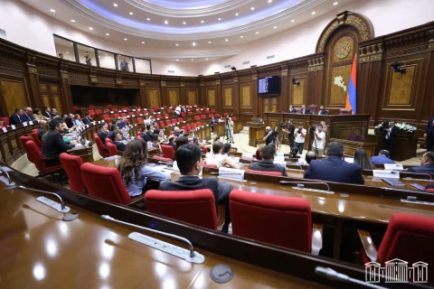 В Ереване продолжается работа новоизбранного парламента: Обсуждается вопрос избрания главы одной из постоянных комиссий