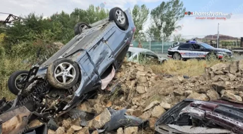 Hyundai Elantra-ն Նոր Երզնկայում բախվել է քարերին և գլխիվայր հայտնվել բնակչի ավտովերանորոգման կետի տարածքում. կա վիրավոր