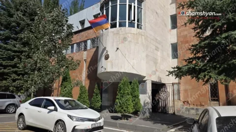 Առինջում վիճաբանությունից հետո հայր ու որդի փայտե մահակով կոտրել են «Rover 416 SL»-ի դիմապակին ու դռները