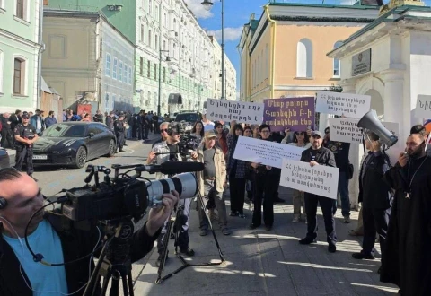 У посольства Армении в России прошла акция в поддержку Католикоса всех армян