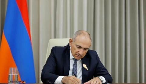 Пашинян переназначил двух своих помощников