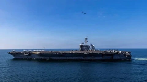 USS Abraham Lincoln ավիակիրը ռեկորդային տևական տեղակայումից հետո տուն վերադառնալիս անցել է Սինգապուրի կողքով