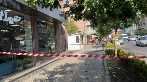 Բագրատունյաց 10 հասցեում 5–րդ հարկի պատշգամբը փլուզվել և հայտնվել է 4-րդ հարկում․ կա 2 վիրավոր