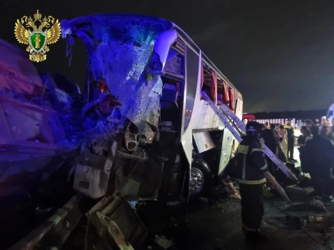 Автобус, ехавший из Грузии в Москву, столкнулся с КАМАЗом в Ставрополье: пять человек погибли, 38 пострадали