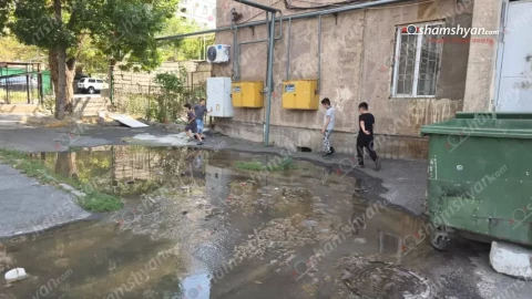 Սվաճյան փողոցի բազմահարկերի բակում կեղտաջուրը լցվում է փողոց. երեխաներն այստեղով են գնում մանկապարտեզ ու դպրոց