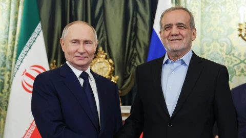 Путин - Пезешкиану: отношения России и Ирана стабильно развиваются по всем направлениям