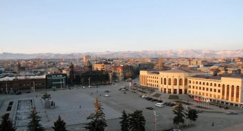 «Իրավունք». Ո՞ւմ են «կռիշավատ» անում ՔՊ–ականները Գյումրիում